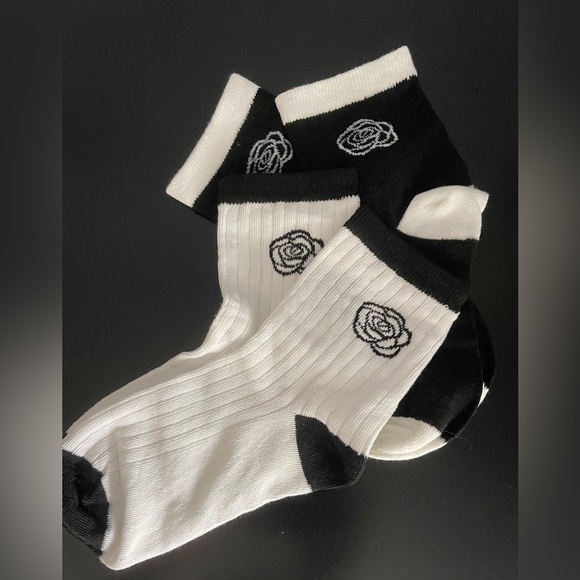 Socks Set 2 Pr Camellia Flower Black & white NIP - Picture 4 of 6